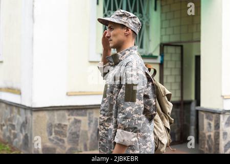 Soldatengrüße. Krieg, Armee, Militär, Wache Konzept. Stockfoto