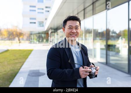 Männlicher asiatischer Fotograf, Tourist macht Fotokamera Stockfoto