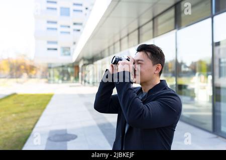 Männlicher asiatischer Fotograf, Tourist macht Fotokamera Stockfoto