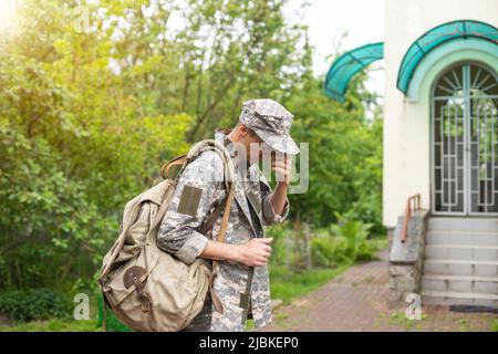 Junger Kaukasier in Tarnuniform der Armee Stockfoto