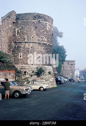 Stadtmauern von Canterbury - Abfolge von Verteidigungsmauern, die um die Stadt Canterbury in Kent, England, herum errichtet wurden. Die ersten Stadtmauern wurden von den Römern erbaut. Archivscan von einem Dia. November 1966. Stockfoto