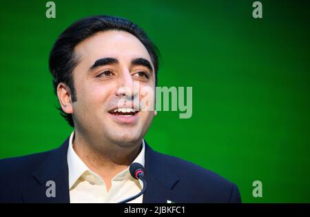 Islamabad, Pakistan. 07.. Juni 2022. Bilawal Bhutto-Zardari, Außenminister Pakistans, spricht während einer Pressekonferenz nach seinem Treffen mit Außenminister Baerbock im pakistanischen Außenministerium. Außenminister Baerbock besucht diese Woche Pakistan, Griechenland und die Türkei auf einer fünftägigen Reise. Quelle: Bernd von Jutrczenka/dpa/Alamy Live News Stockfoto