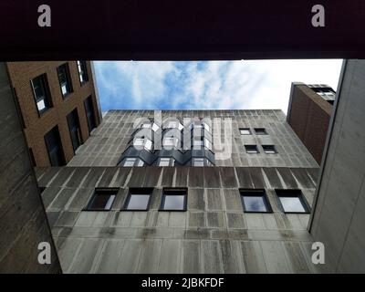 Architektur, brutaler Realismus in europa. Gefängnisansicht von innen. Symbol „Gefangenschaft“ Stockfoto