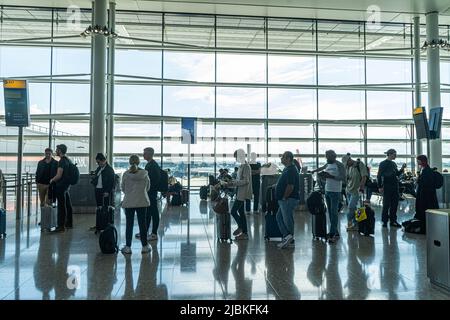 London, 7. Juni 2022. Heathrow Airport Terminal 2 ist voll mit Passagieren, die von einem starken Personalmangel betroffen sind, was zu vielen Flugausfällen und Flughafenunterbrechungen führt und potenziell Tausende von Passagieren im Ausland gestrandet sind.Credit. amer ghazzal/Alamy Live News Stockfoto