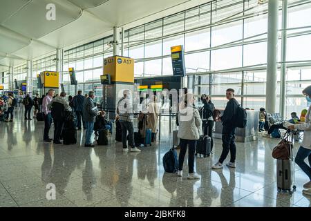 London, 7. Juni 2022. Heathrow Airport Terminal 2 ist voll mit Passagieren, die von einem starken Personalmangel betroffen sind, was zu vielen Flugausfällen und Flughafenunterbrechungen führt und potenziell Tausende von Passagieren im Ausland gestrandet sind.Credit. amer ghazzal/Alamy Live News Stockfoto