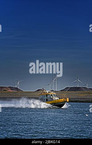 Hafen von rotterdam ( maasvlakte ), niederlande - 2022-05-24: Bootsverband Boot krve 59 beschleunigt Calandkanaal in der Nähe von eecv -- [Kredit: joachim Stockfoto