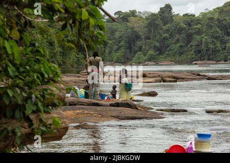 Frauen, die Geschirr waschen, Dorf Dan, Oberer Suriname-Fluss, Suriname Stockfoto