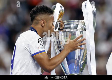 PARIS - Mariano Diaz von Real Madrid küsst die UEFA Champions League-Trophäe Coupe des Clubs Champions Europeans während des UEFA Champions League-Endspiel zwischen dem FC Liverpool und Real Madrid im Stade de Franc am 28. Mai 2022 in Paris, Frankreich. ANP | HOLLÄNDISCHE HÖHE | MAURICE VAN STONE Stockfoto