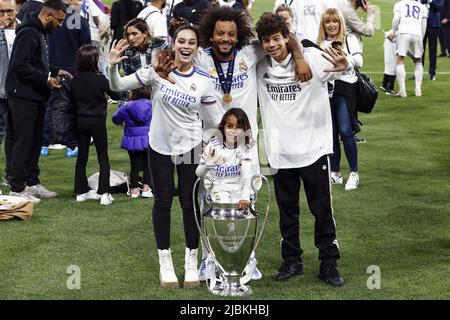 PARIS - Marcelo von Real Madrid und Familie mit UEFA Champions League-Trophäe, Coupe des Clubs Champions Europeans während des UEFA Champions League-Finalsspiel zwischen dem FC Liverpool und Real Madrid im Stade de Franc am 28. Mai 2022 in Paris, Frankreich. ANP | HOLLÄNDISCHE HÖHE | MAURICE VAN STONE Stockfoto