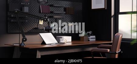 Blogger, Content Creator oder Broadcasting Home Office Station Arbeitsplatz mit Mikrofon, tragbares Tablet-Modell und Zubehör auf dem Tisch über schwarzem Wal Stockfoto