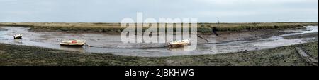 Panoramablick auf den Morston Quay im Norden norfolk englands bei Ebbe Stockfoto