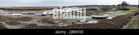 Panoramablick auf den Morston Quay im Norden norfolk englands bei Ebbe Stockfoto