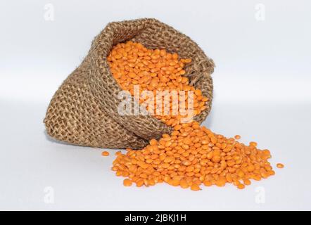 Orangefarbene Linsen im Jute-Beutel Stockfoto