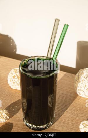 Blaugrüne Algen Chlorella und Spirulina Pulver, Nahrungsergänzungsmittel für vegane, vegetarische oder pflanzenbasierte Ernährung Multivitamine B12, Super Pulver. Nahrungsergänzung Quelle von Protein und Beta-Carotin Detox Superfood Drink Cocktail. Natürliche Ergänzung von Algen Stockfoto