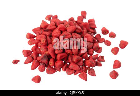 Annatto-Samen, isoliert auf weißem Hintergrund. Achiote Samen, bixa orellana. Natürlicher Farbstoff zum Kochen und Essen. Nahaufnahme. Draufsicht Stockfoto