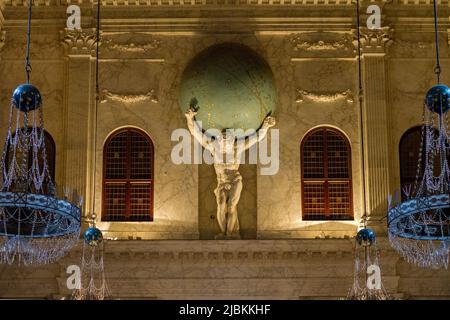 Atlasstatue im Königlichen Palast von Amsterdam am Dam-Platz Stockfoto