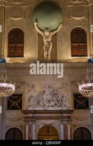 Atlasstatue im Königlichen Palast von Amsterdam am Dam-Platz Stockfoto