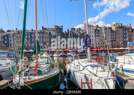 HONFLEUR, FRANKREICH - 1. SEPTEMBER 2019: Blick auf den alten Hafen mit festgeschobene Yachten und mittelalterlichen Häusern am Ufer von Saint Etienne. Stockfoto