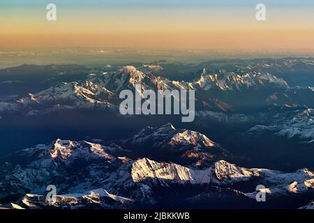 Der Schnee bedeckte den Mont Blanc während des Sonnenaufgangs Stockfoto