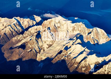 Der Schnee bedeckte den Mont Blanc während des Sonnenaufgangs Stockfoto