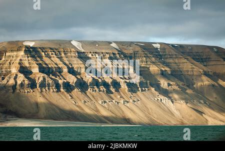 Foto der rauen Landschaft von Spitzbergen, Norwegen. Stockfoto