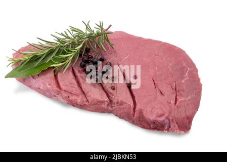 Rindersteak mit Aromen, Rosmarin und Lorbeerblatt. Isoliert auf weißem Beschneidungspfad Stockfoto