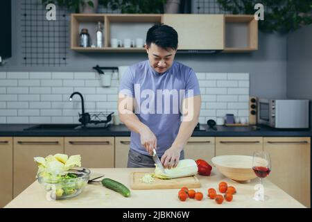 Asiatische vegetarische Koteletts Gemüse zu Hause, Asian bereitet Salat für das Abendessen Stockfoto