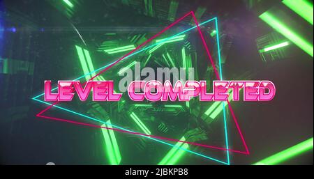 Bild des abstuften Textes über grünen, sich bewegenden geometrischen Formen Stockfoto