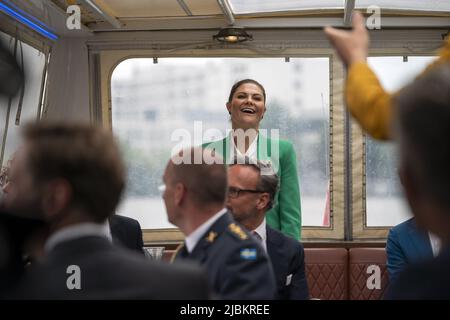 2022-06-07 10:36:32 Schwedische Kronprinzessin Victoria auf einer Kreuzfahrt durch Amsterdam, Niederlande, wo ihr am 7. Juni 2022 Details über die Amsterdamer Nachhaltigkeitsagenda, die Energiewende von Amsterdam und den Niederlanden und darüber, was Schweden daraus lernen kann, erzählt wurden. Der zweitägige Besuch der Kronprinzessin in den Niederlanden war der Nachhaltigkeit, Innovation und Gleichberechtigung gewidmet. ANP JEROEN JUMELET niederlande Out - belgien Out Stockfoto