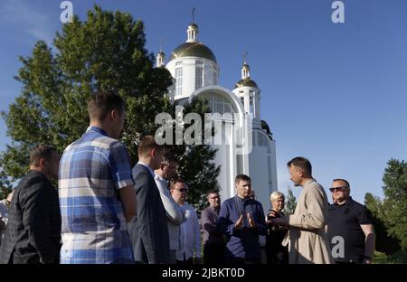 BUCHA, UKRAINE - 6. JUNI 2022 - erster Vizepräsident der Riigikogu von Estland Hanno Pevkur (C) spricht mit dem Leiter der Kirche des heiligen Andreas der Kirs Stockfoto