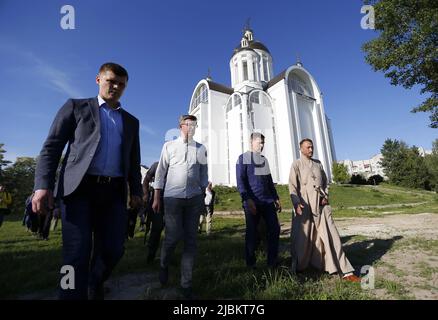 BUCHA, UKRAINE - 6. JUNI 2022 - erster Vizepräsident der Riigikogu von Estland Hanno Pevkur (2. R) spricht mit dem Leiter der Kirche des heiligen Andreas dem Stockfoto