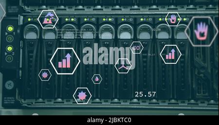 Bild von digitalen Symbolen und Datenverarbeitung über Server Stockfoto