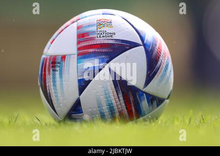 Serravalle, Italien, 5.. Juni 2022. Ein offizieller Adidas UEFA Nationas League Matchball während des Spiels der UEFA Nations League im San Marino Stadium, Serravalle. Bildnachweis sollte lauten: Jonathan Moscrop / Sportimage Stockfoto