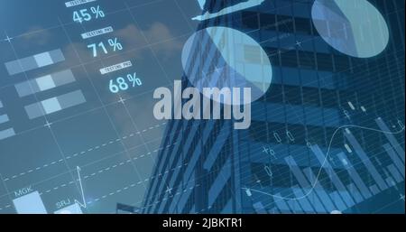 Zusammengesetztes Bild der statistischen Datenverarbeitung bei hohen Gebäuden Stockfoto