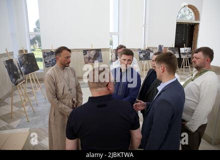 Nicht exklusiv: BUCHA, UKRAINE - 6. JUNI 2022 - das Oberhaupt der Kirche des heiligen Andreas der erste genannte Apostel Andrii Halavin (L) zeigt den ersten stellvertretenden Vorsitz Stockfoto