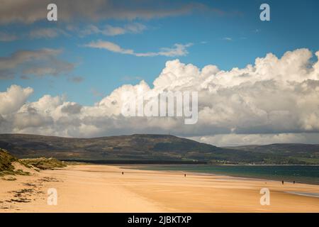 Eine sonnige Sommerlandschaft HDR-Bild von einem fast menschenleeren EMBO Sands in der Nähe von Dornoch, Sutherland, Schottland. 27 Mai 2022 Stockfoto