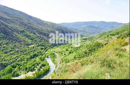 Der Fluss Noguera Pallaresa führt durch Sort, Lleida, Katalonien, Spanien, Europa Stockfoto