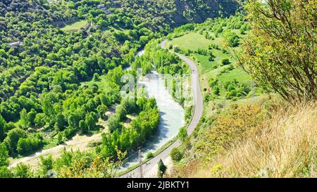 Der Fluss Noguera Pallaresa führt durch Sort, Lleida, Katalonien, Spanien, Europa Stockfoto