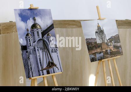 Non Exclusive: BUCHA, UKRAINE - 6. JUNI 2022 - die Fotos, die auf einer Massengräberstätte aufgenommen wurden, sind in der Kirche des Heiligen Andreas in der ersten Calle ausgestellt Stockfoto