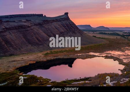 Brust-butte oder erster Sunduk gegen blauen Himmel. Sunduki-Gebirge aus devonischem Sandstein im Tal des Bely Iyus River in Chakassia, Stockfoto