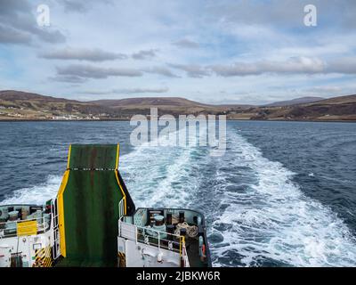 An Bord der kaledonischen MacBrayne-Fähre MV Hebrides, die vom Fährhafen Uig, Isle of Skye, Schottland, abfährt Stockfoto