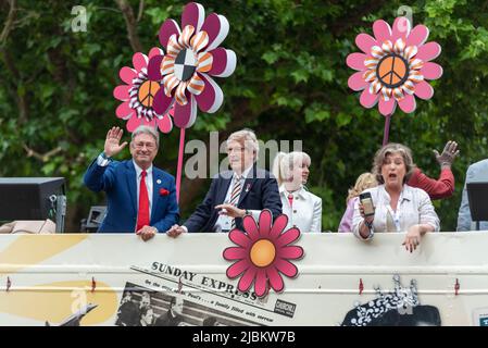 Prominente im offenen Bus bei der Parade der Queen's Platinum Jubilee Pageant in der Mall, London, Großbritannien. Stockfoto