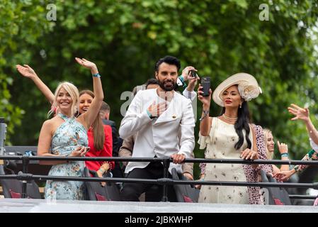 Prominente im offenen Bus bei der Parade der Queen's Platinum Jubilee Pageant in der Mall, London, Großbritannien. Holly Willoughby und Rylan Clark Stockfoto