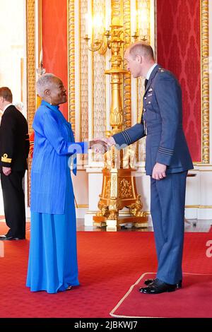 Claudette Johnson wird vom Duke of Cambridge im Buckingham Palace zum Member of the Order of the British Empire (Member of the Order of the British Empire) gemacht. Bilddatum: Dienstag, 7. Juni 2022. Stockfoto