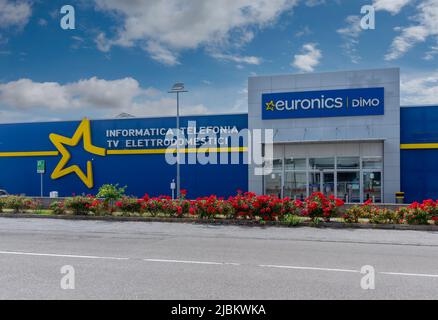 Cuneo, Italien - 03. Juni 2022: EURONICS Dimo Store, internationaler Elektroeinzelhandelskonzern. Tex : informatica telefonia tv elettrodomestici (Computer te Stockfoto