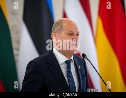 Vilnius, Litauen. 07.. Juni 2022. Bundeskanzler Olaf Scholz (SPD), spricht auf einer Pressekonferenz. Während der Reise wird Scholz die mehr als 1.000 in Litauen stationierten Bundeswehrsoldaten besuchen. Es ist der erste Besuch der Bundeskanzlerin in den östlichen NATO-Staaten seit Kriegsbeginn. Quelle: Michael Kappeler/dpa/Alamy Live News Stockfoto