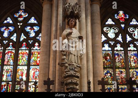 07. Juni 2022, Sachsen-Anhalt, Halberstadt: Blick auf eine Apostelfigur im Hohen Chor des Halberstädter Doms bei einer Pressekonferenz zum Abschlusskolloquium zur Rettung der mittelalterlichen Steinskulpturen. Vierzehn der Steinskulpturen des Doms standen seit 2017 im Mittelpunkt einer Noterhaltung. Die Figuren der zwölf Apostel und der beiden Dompatrons Stephen und Sixtus, die zwischen 1425 und 1475 entstanden sind, sind Teil der ursprünglichen mittelalterlichen Einrichtung im Hohen Chor des Doms. Unter dem Dach der Kulturstiftung Sachsen-Anhalt und gefördert durch den Bund Umwelt Stockfoto