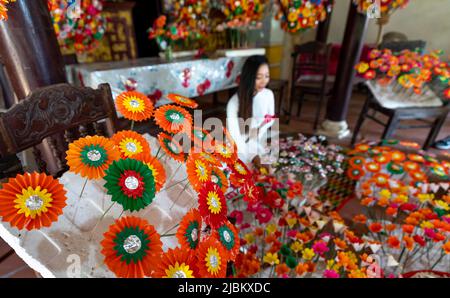 Hue City, Vietnam - 27. April 2022: Handwerker machen bunte Papierblumen. Thanh Tien Konfetti-making Dorf ist berühmt für die Herstellung worshiping pap Stockfoto