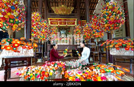 Hue City, Vietnam - 27. April 2022: Handwerker machen bunte Papierblumen. Thanh Tien Konfetti-making Dorf ist berühmt für die Herstellung worshiping pap Stockfoto