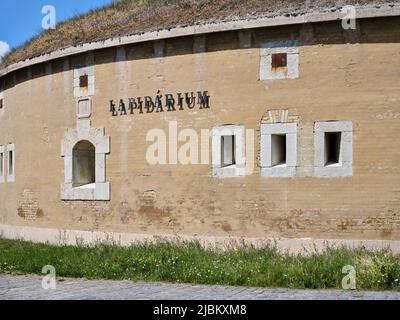 Die halbrunde Befestigungslinie um Komárno wurde im 19.. Jahrhundert erbaut. Ab 1993 Uhr erwartet die Besucher das römische Lapidarium Stockfoto